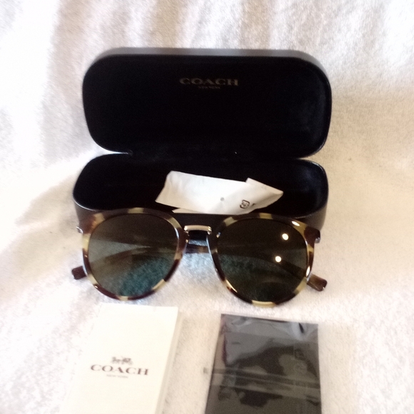Coach HC8399U 5171/71 Sunglasses – Tokyo Tortoise Frame Green Solid Lens - Picture 3 of 3